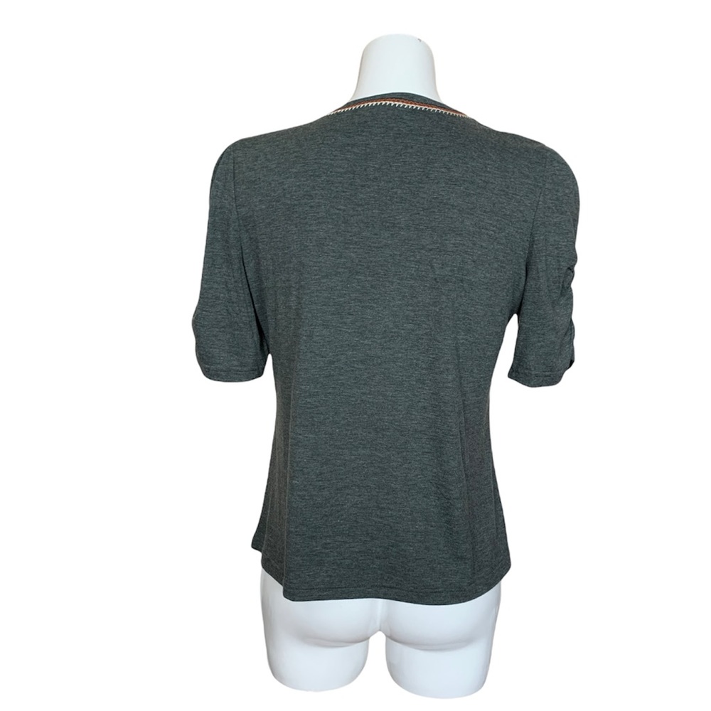 Solitaire Gray Floral Embroidered V Neck 1/2 Ruched Sleeve Top Medium - Picture 4 of 8